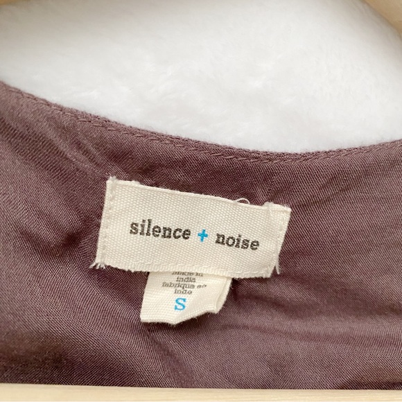 UO Silence & Noise Flowy Dark Mauve V-Neck Cropped Top - Picture 4 of 6